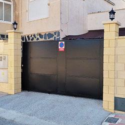 Puerta corredera de acero NALI de 3,5 m, 180 cm de alto, color negro.