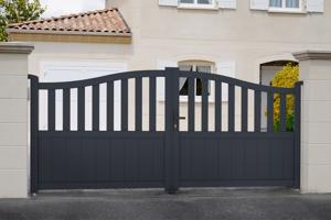 Portail battant 3m MEIJE H.140cm alu gris + 2 poteaux 20x20cm H.166cm 3