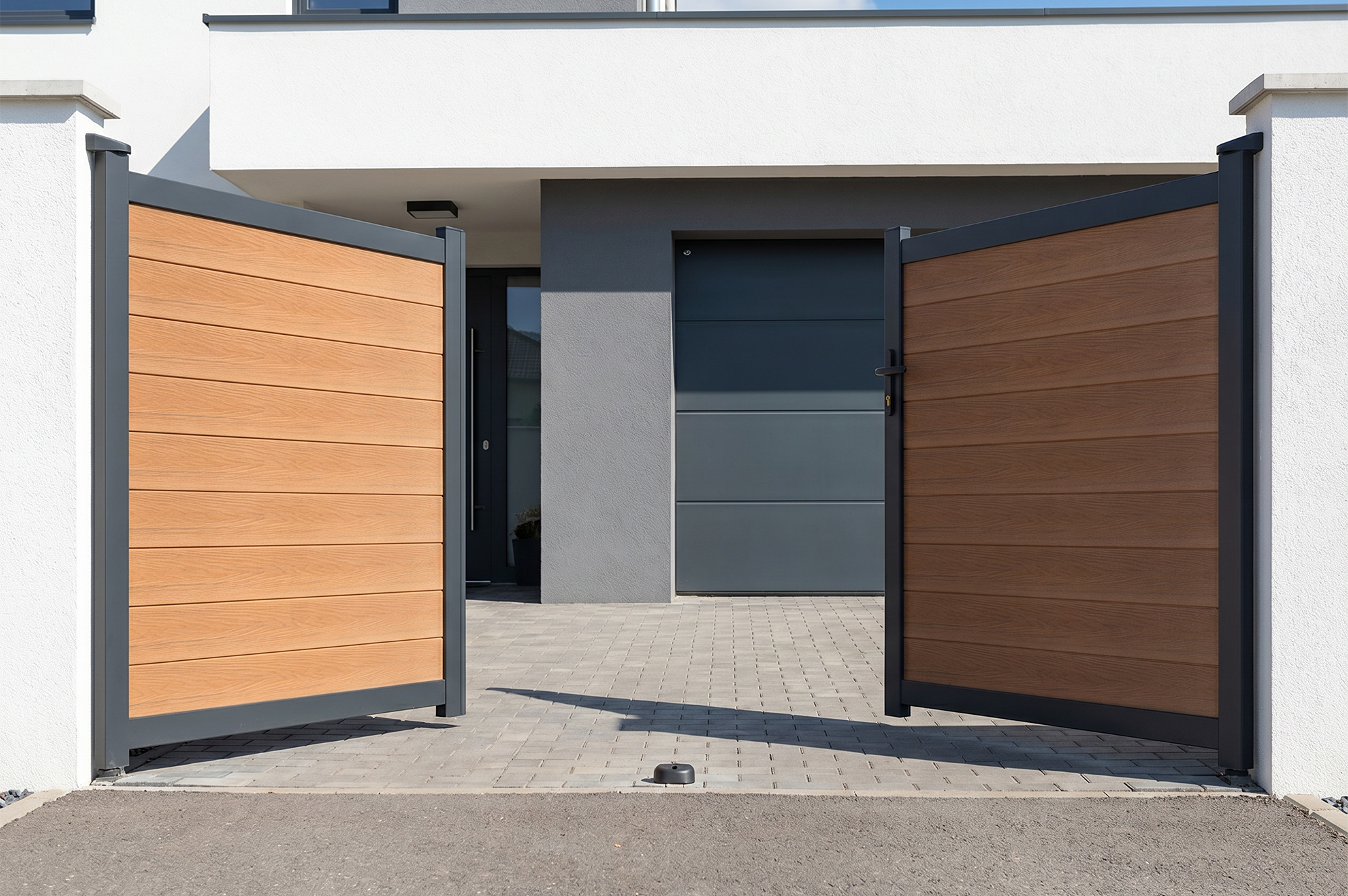 Cancello a battente ATHOS 3m H.160cm in legno massello composito color teak con telaio in alluminio 6