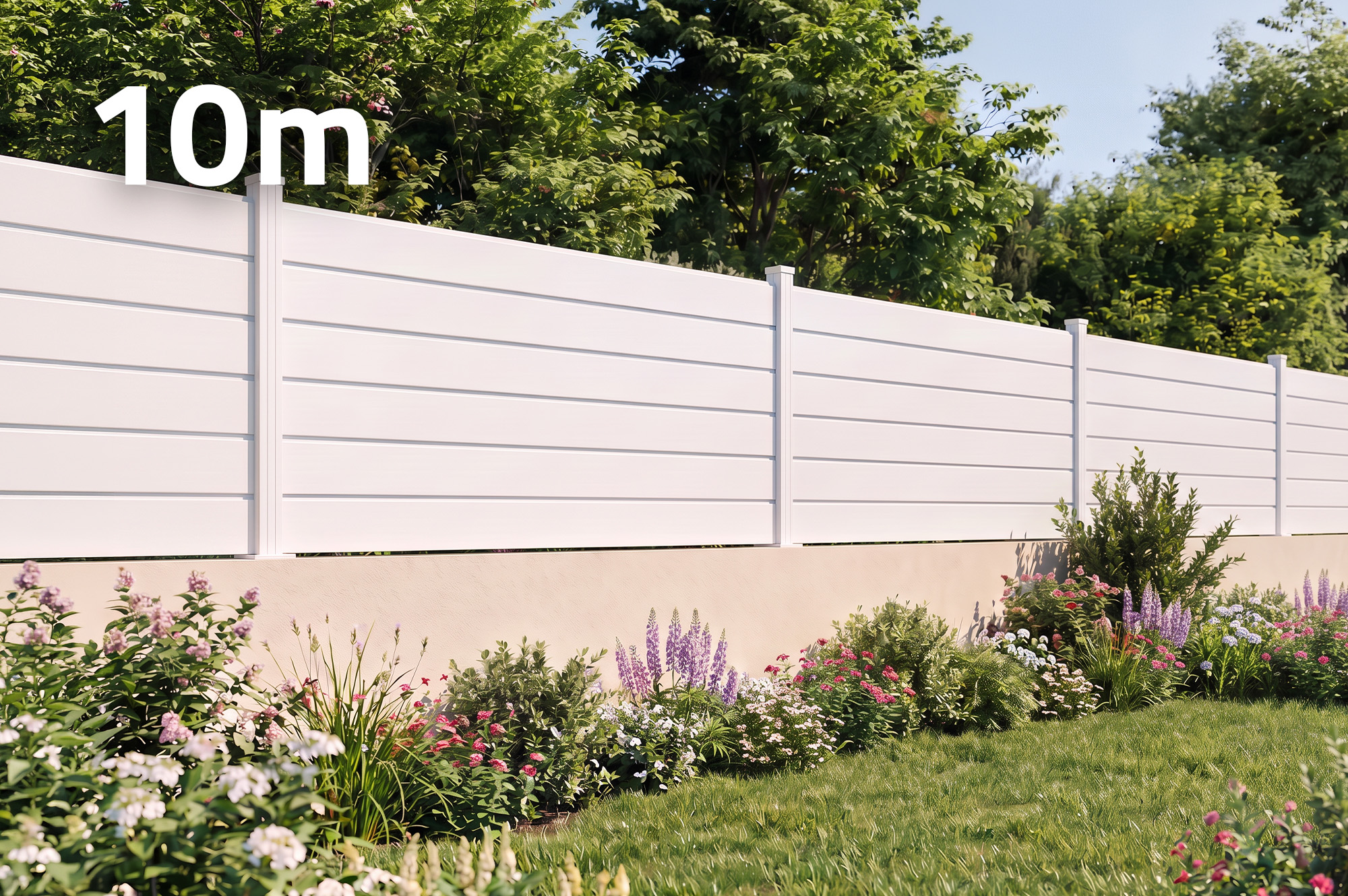10 m hoher, weißer Aluminium-Lamellenzaun VANO H.90cm auf niedriger Mauer main_image