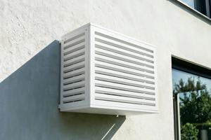 Cache clim & pompe à chaleur ANETO aluminium blanc avec face inférieure - taille S main image