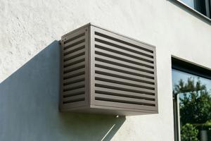 Cache clim & pompe à chaleur ANETO aluminium taupe avec face inférieure - taille S main image